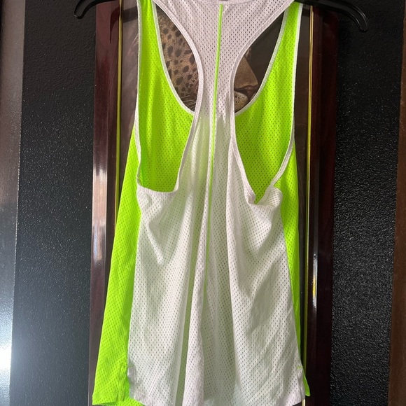 🔥3 for $25🔥 EUC NEON LIME GREEN UNDER ARMOUR ATHLETIC TANK TOP SZ M - Picture 4 of 4